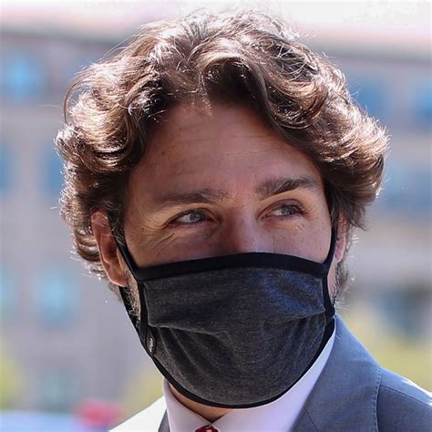 justin trudeau picture with covid-19 mask